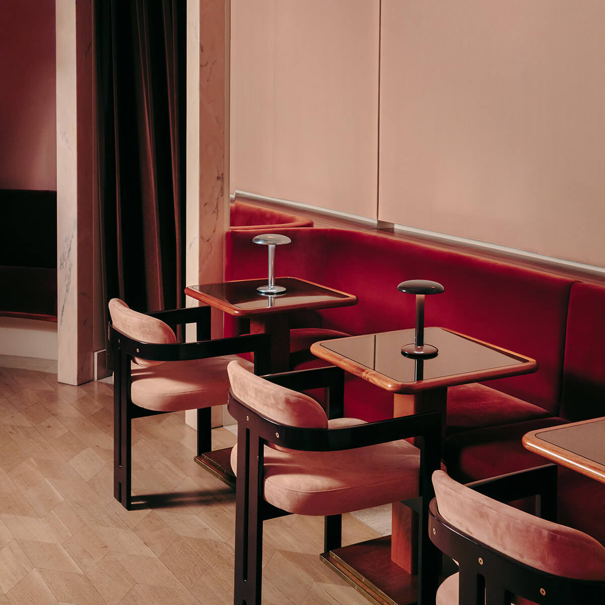 Flos Gustave Residential LED Akkuleuchte, Silber poliert und braun glänzend (©Brian W. Ferry)