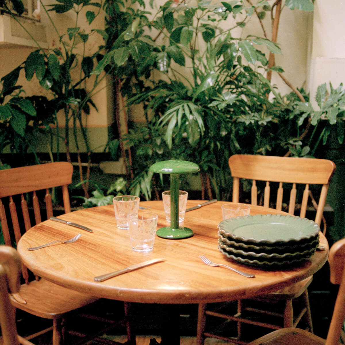 Flos Gustave Residential LED Akkuleuchte, grün glänzend (©Pia Riverola)