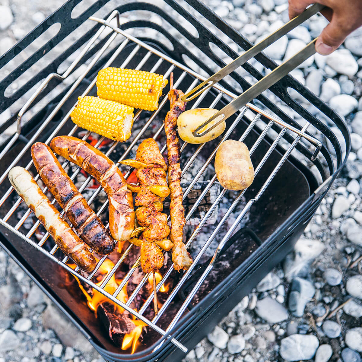 Höfats Cube Feuerkorb, Grill & Hocker, schwarz, mit dem Cube Grillrost, Edelstahl poliert