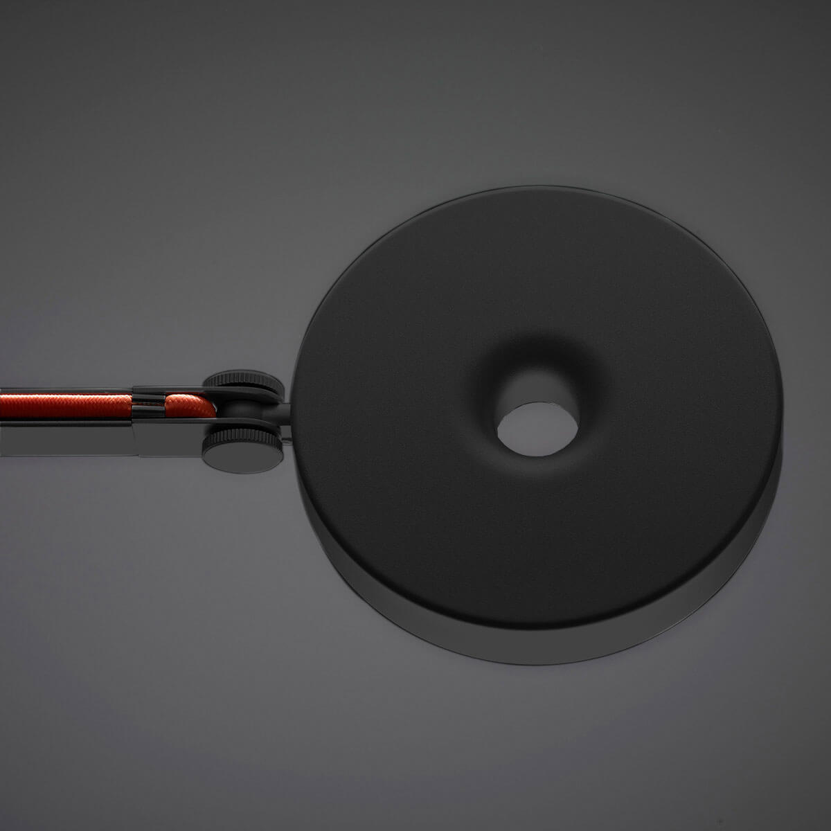 schwarz matt, mit Verstellband in orange