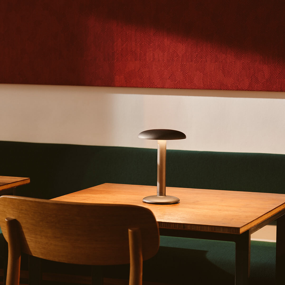 Flos Gustave Residential LED Akkuleuchte, Aluminium roh (©Volker Conradus)