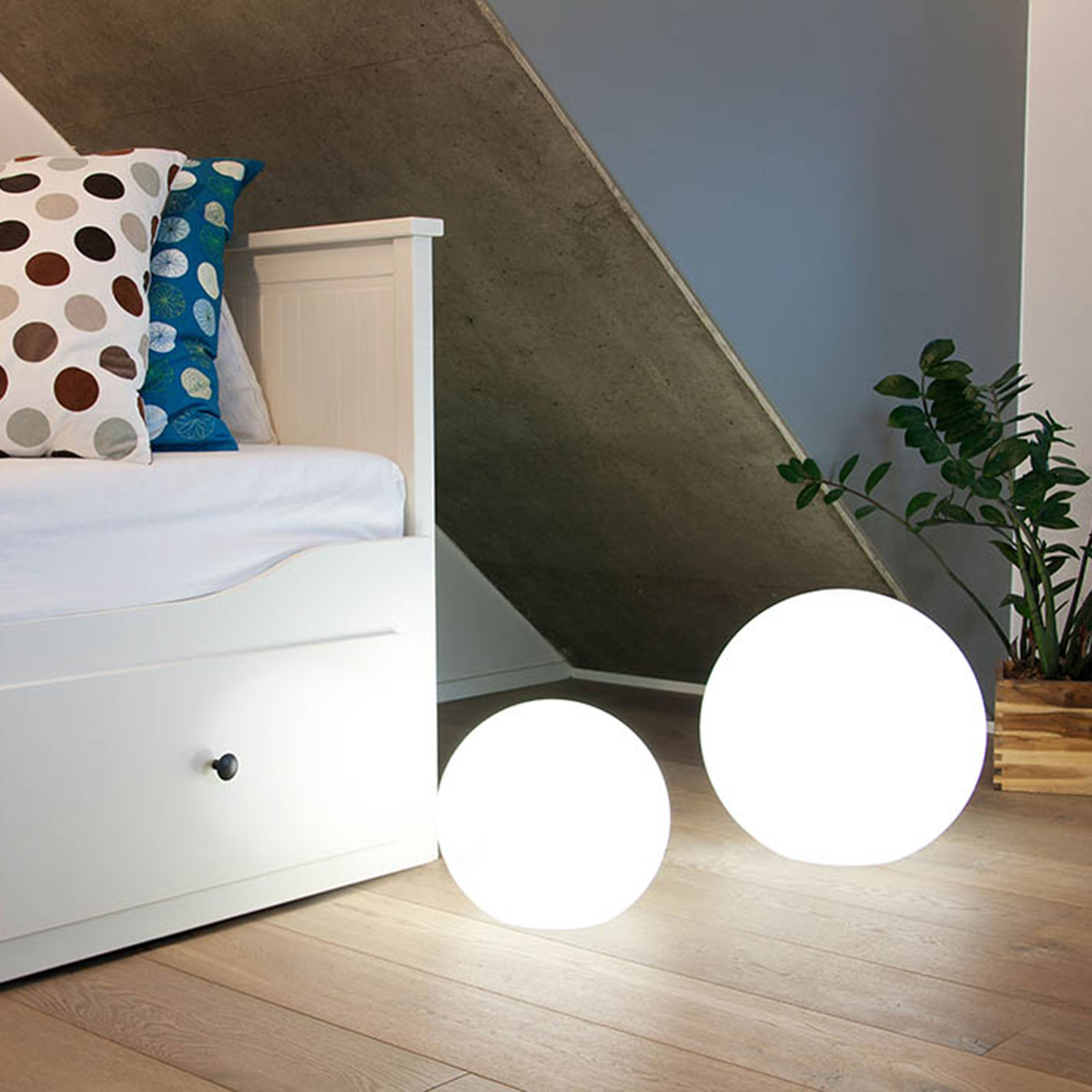 8 seasons design Shining Globe Ø 30 und 40 cm Dekoleuchte, weiß