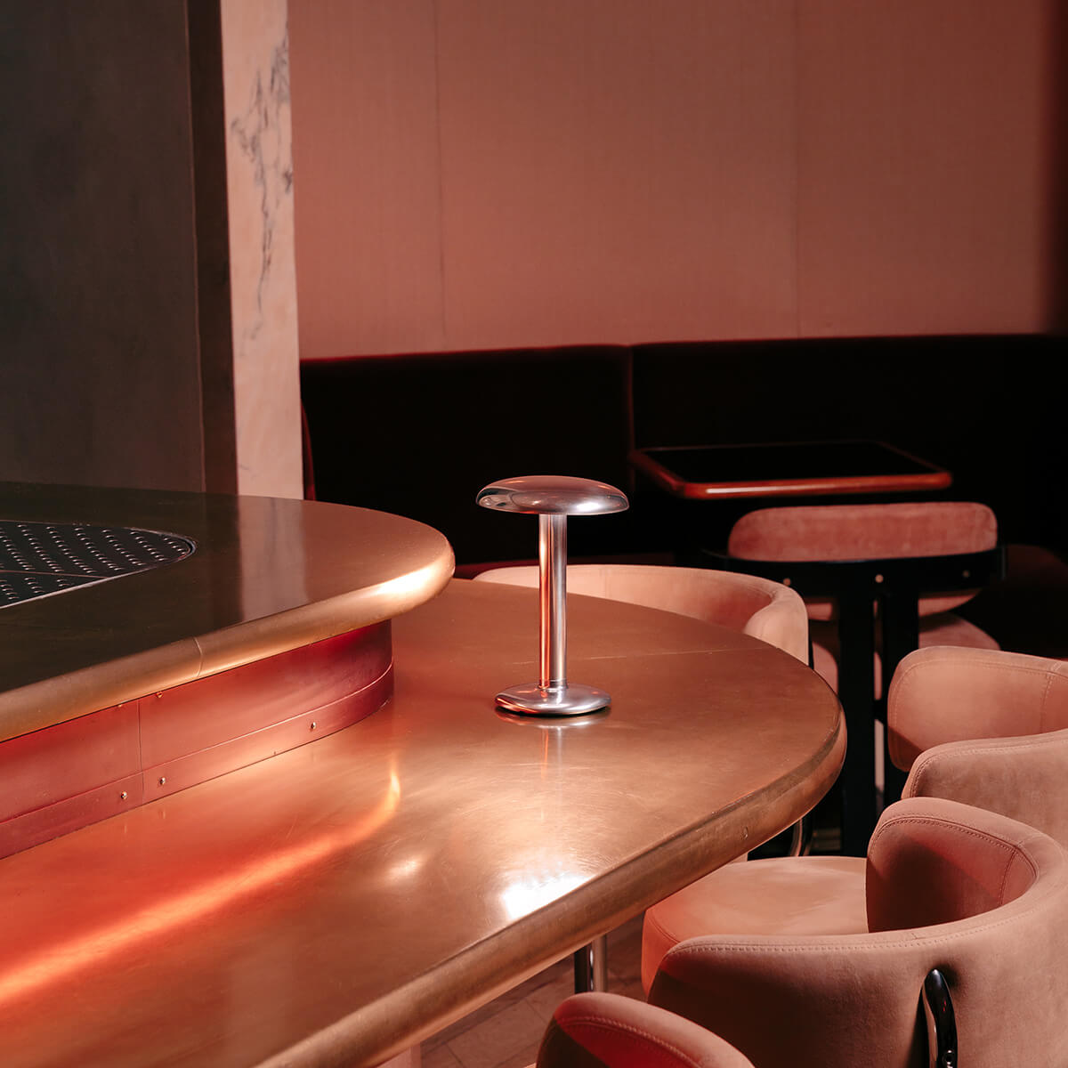 Flos Gustave Residential LED Akkuleuchte, Silber poliert (©Brian W. Ferry)