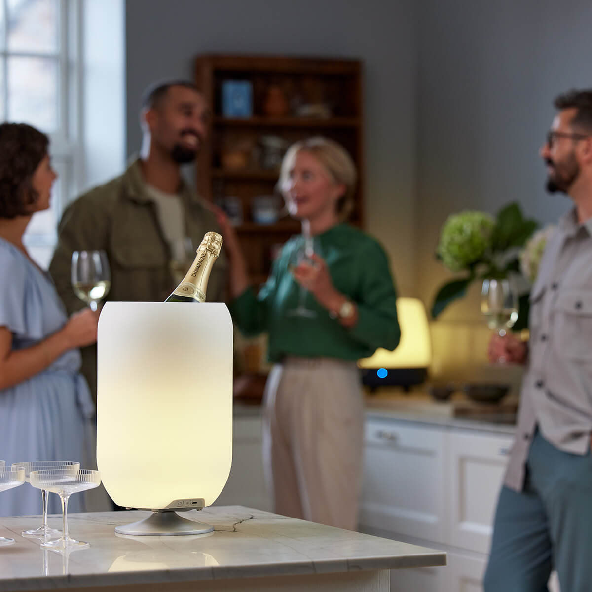 Kooduu Atmos LED Akkuleuchte, Bluetooth Lautsprecher & Weinkühler, Aluminium gebürstet