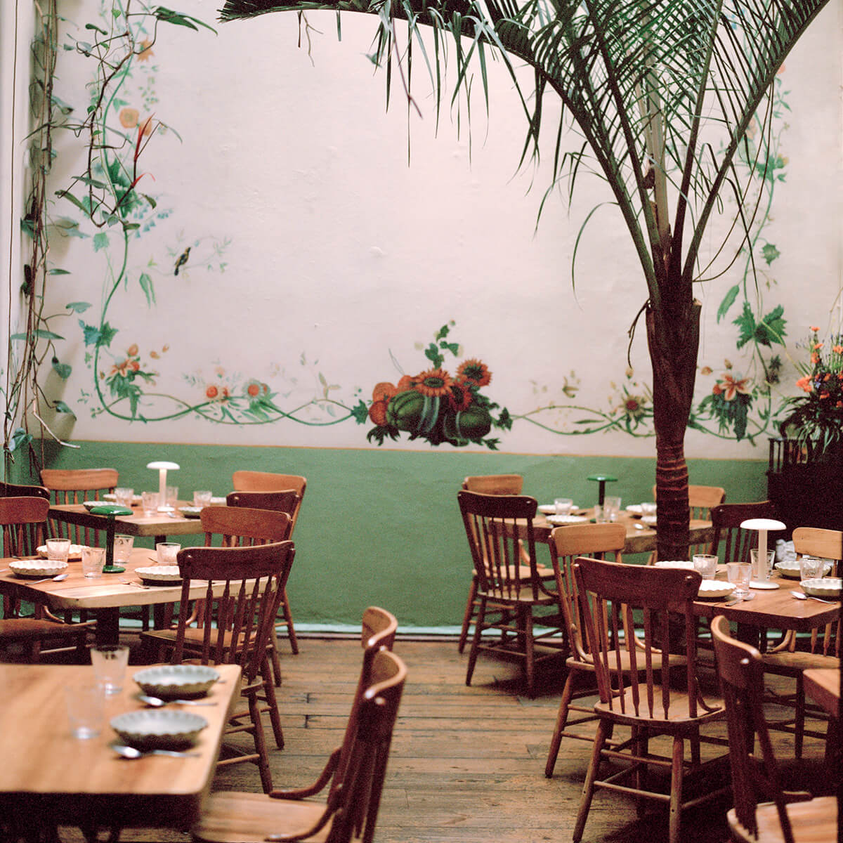 Flos Gustave Residential LED Akkuleuchte, weiß matt und grün glänzend (©Pia Riverola)