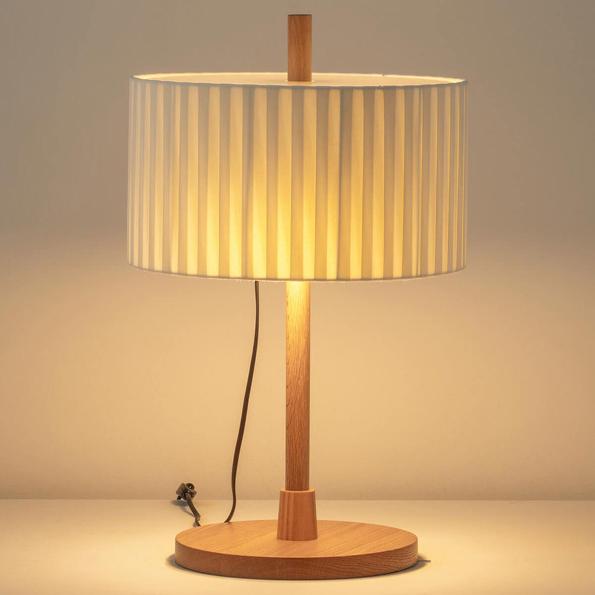 Shade: Ecru finish / body: oak wood