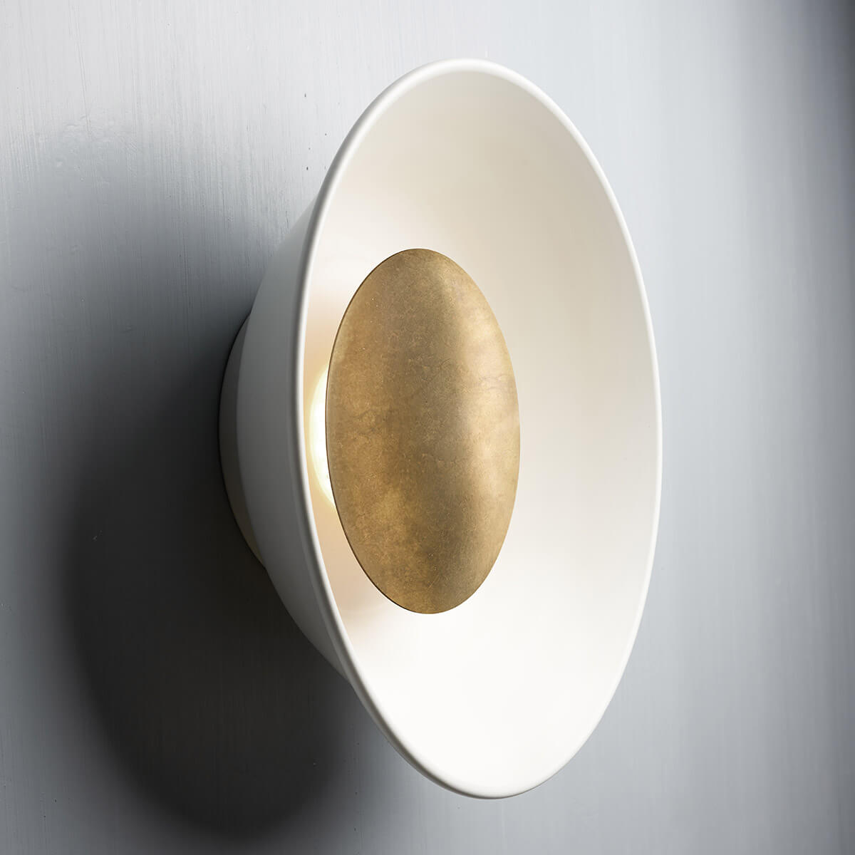 white / brass structured