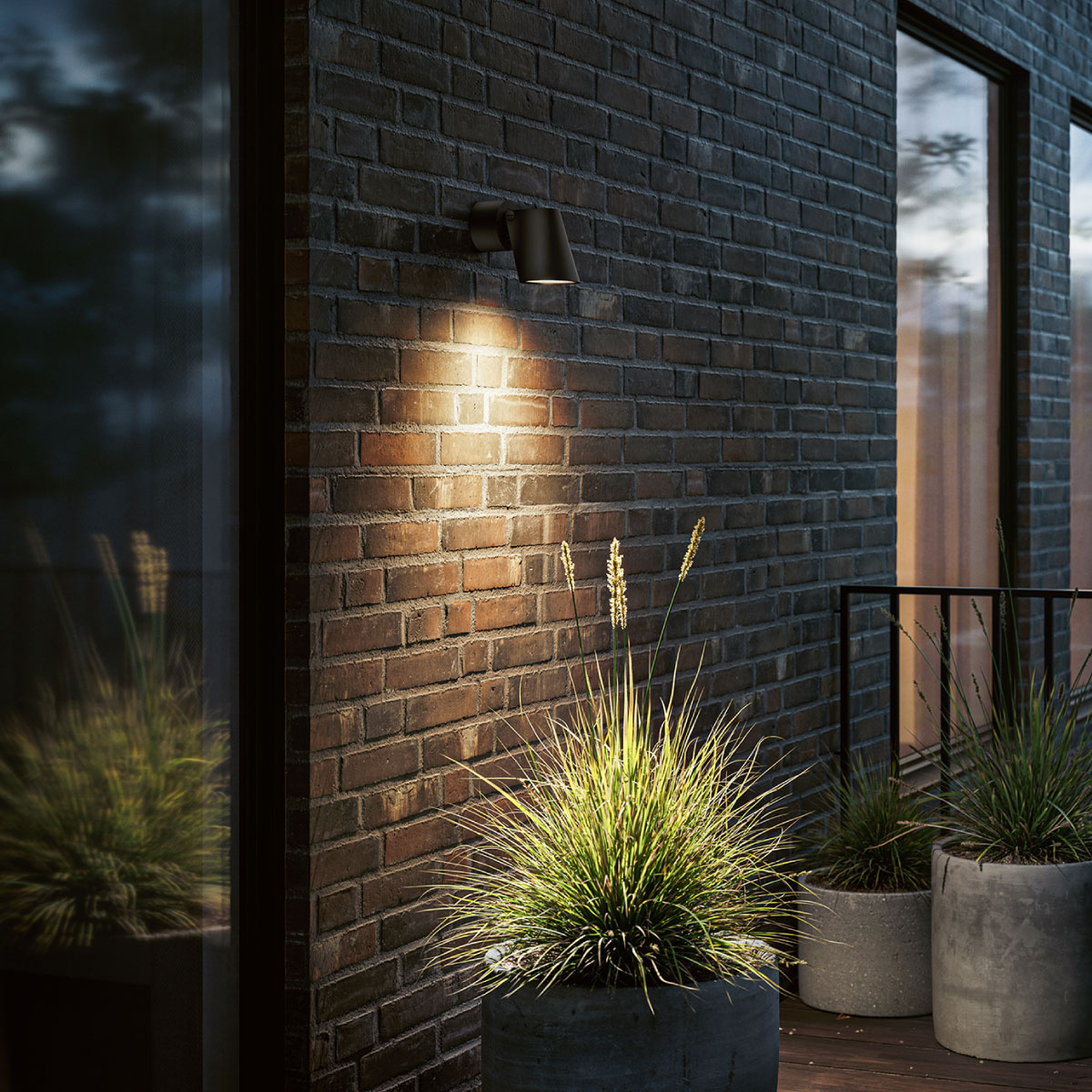 IP44.de Stic LED Außenwand- / Decken- / Bodenleuchte, deep black (schwarz), die Abbildung zeigt die Leuchte an der Wand montiert