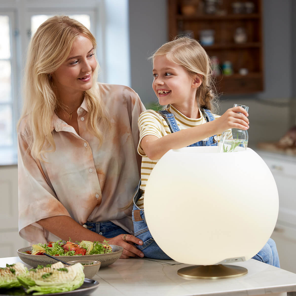 Kooduu Sphere LED Akkuleuchte, Bluetooth Lautsprecher & Weinkühler, Messing
