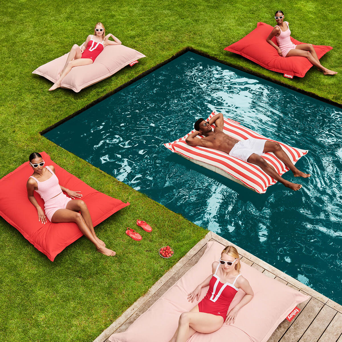 Fatboy Original Outdoor Sitzsack, Blossom (rosa), und der The Original Floatzac Sitzsack & Luftmatratze, rot gestreift