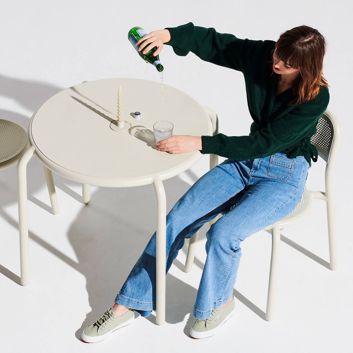 Fatboy Toní Chair Gartenstuhl, Desert (sandfarben), mit dem Fatboy Toní Bistreau Tisch