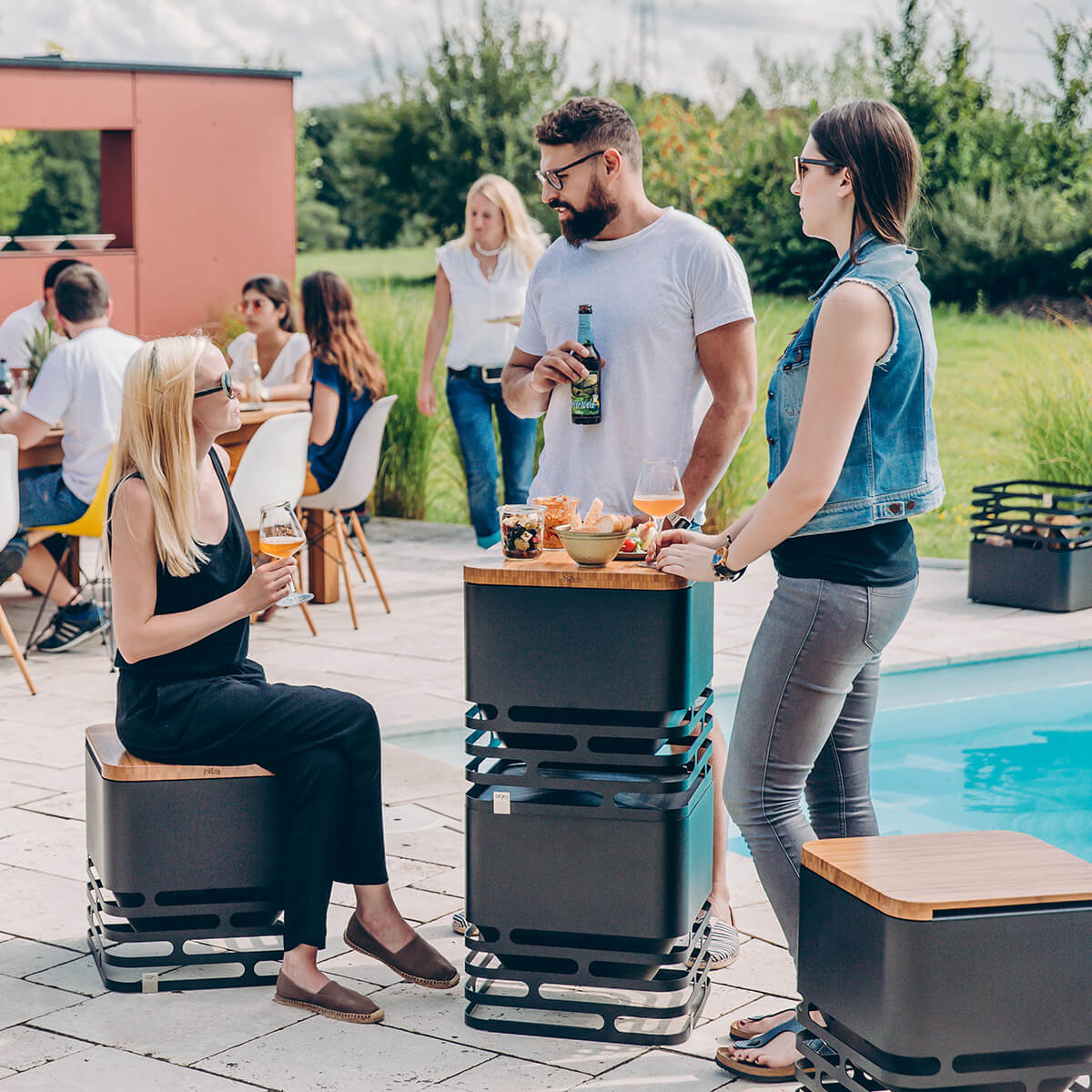 Höfats Cube Auflagebrett, Bambus-Massivholz, mit dem Cube Feuerkorb, Grill & Hocker, schwarz (separat erhältlich)