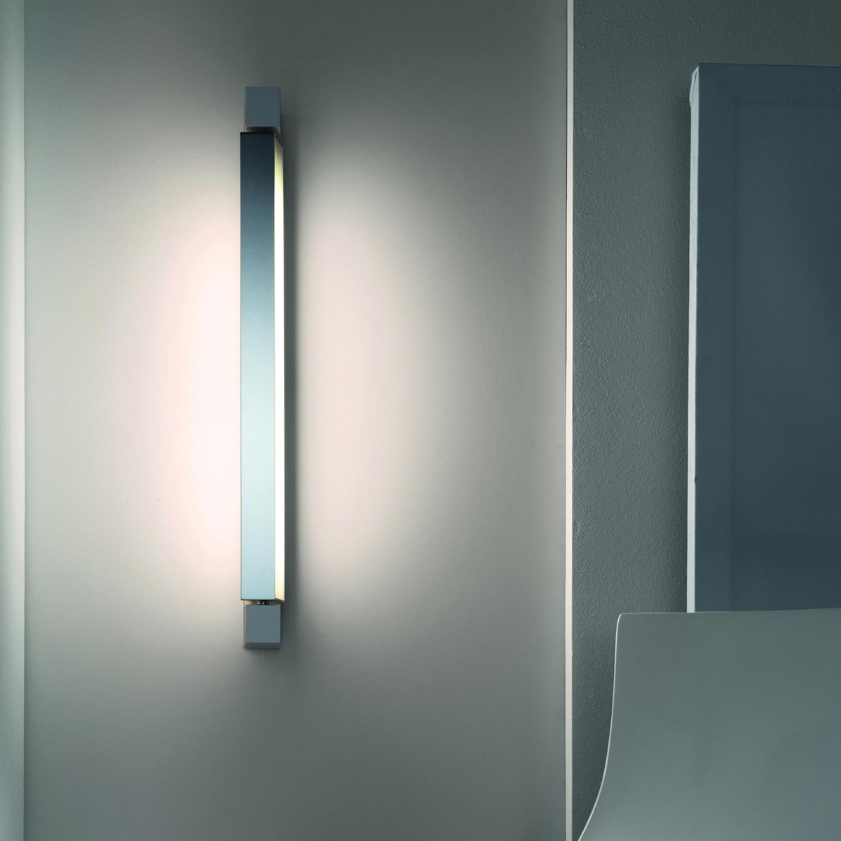 white / polished aluminum