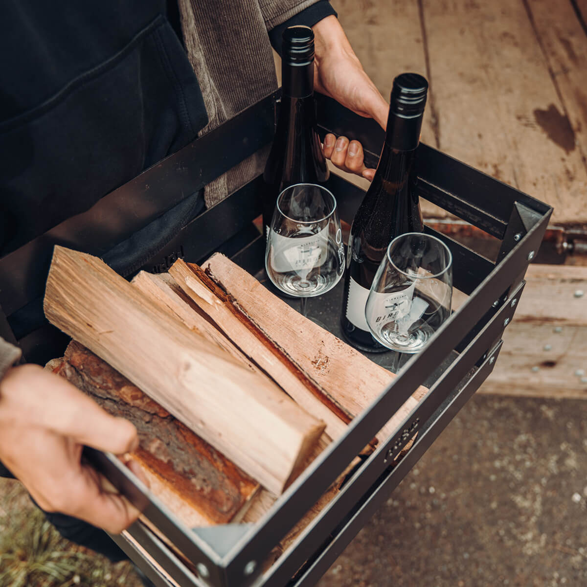 Höfats Premium Brennholz, Hartholz 12 kg, in Kombination mit dem höfats Crate Feuerkorb, Grill & Hocker (separat erhältlich)