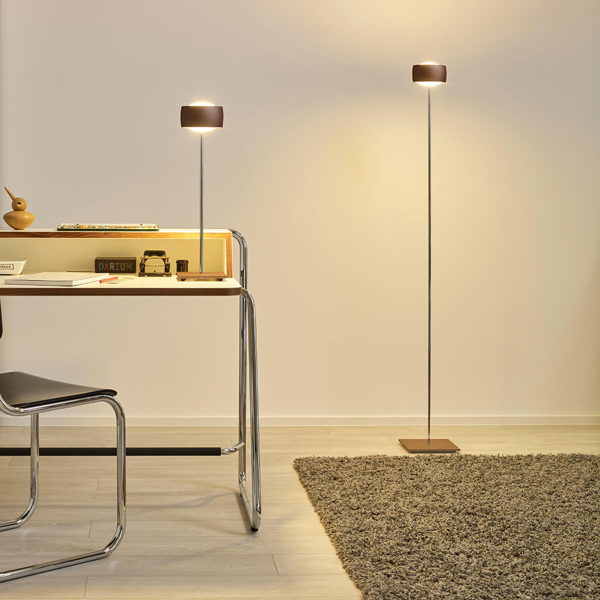 Oligo Grace LED Stehleuchte, Tunable White, und Grace LED Tischleuchte, Tunable White, Chrom / Brazilian brown