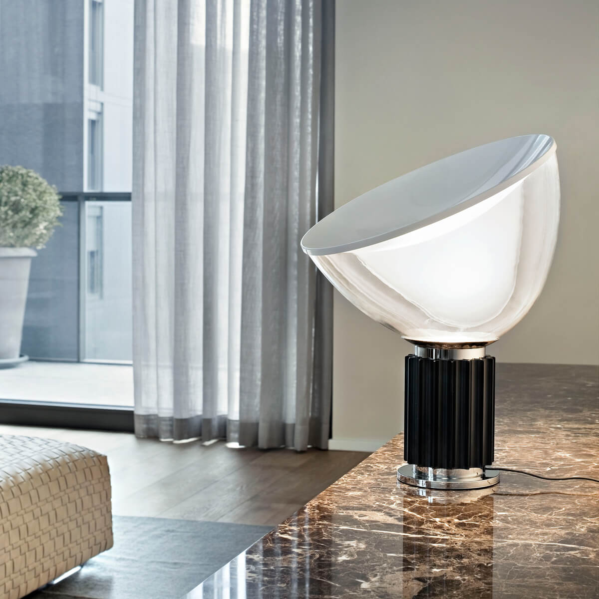 Flos Taccia Small LED Tischleuchte, schwarz (©Germano Borrelli)