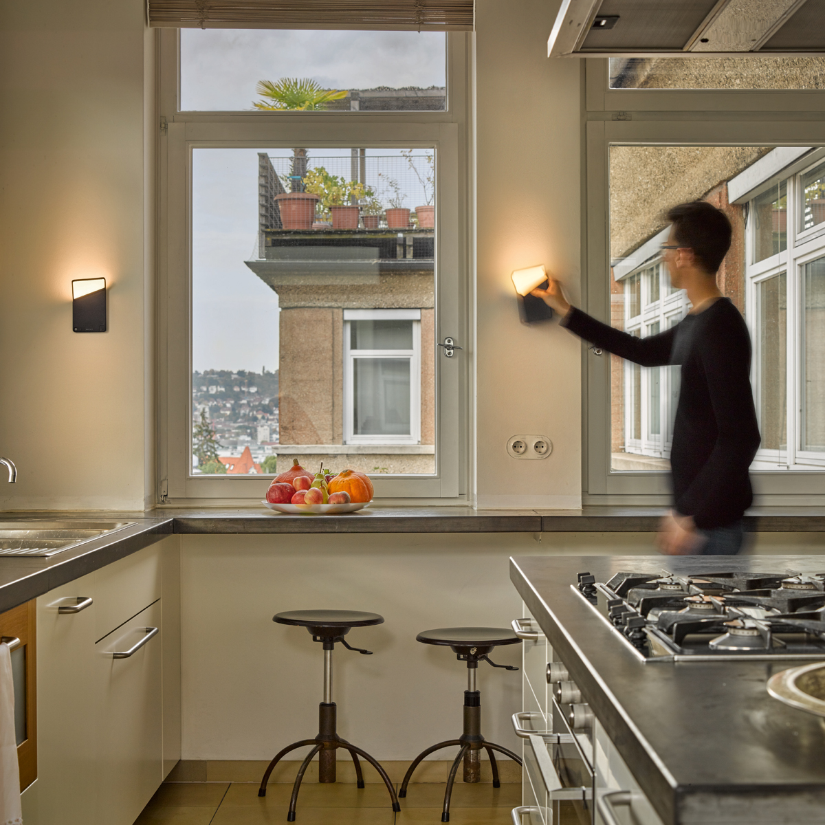 Nimbus Winglet CL Akkuwandleuchte, schwarz matt, in Anwendung mit der Nimbus Wandhalterung für Winglet CL