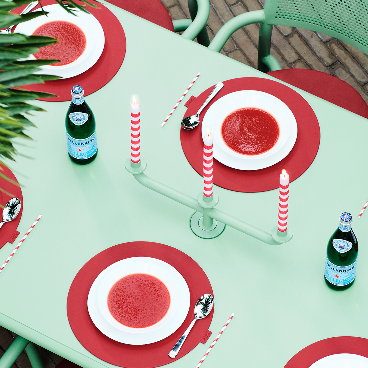 Fatboy Toní Kerzenhalter, Mist green (mintgrün), in Kombination mit dem Fatboy Toní Tablo Esstisch (Kerzen nicht inbegriffen)