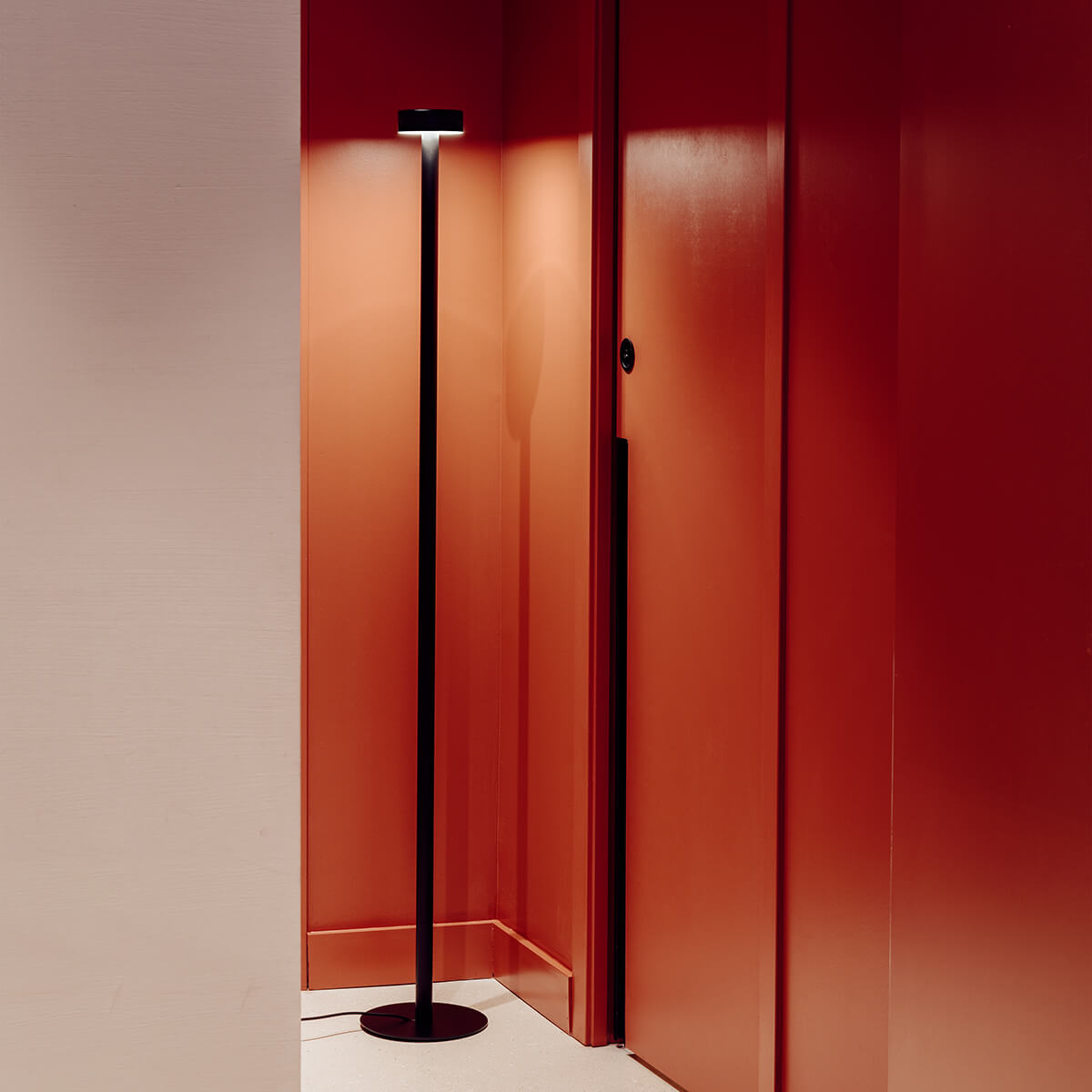 Höhe: 170,5 cm, schwarz matt