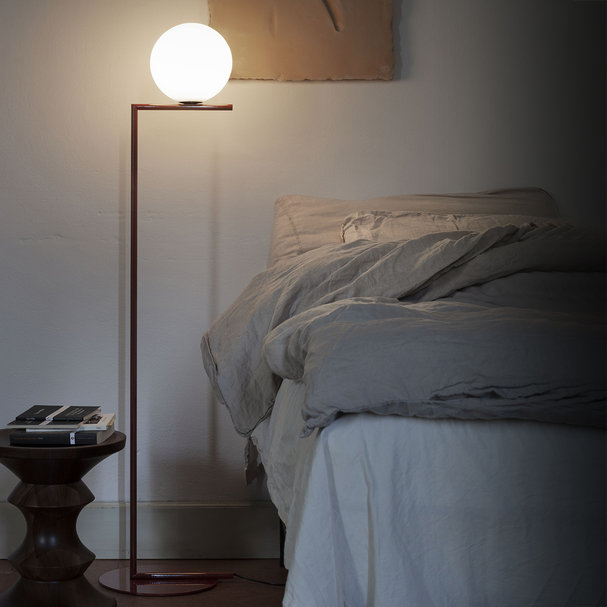 Flos IC F1 Stehleuchte, burgundy rot (©Santi Caleca)