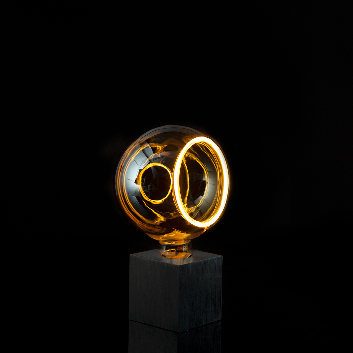 Cubic Tischleuchte mit LED Floating Globe 150 90° smokey grau